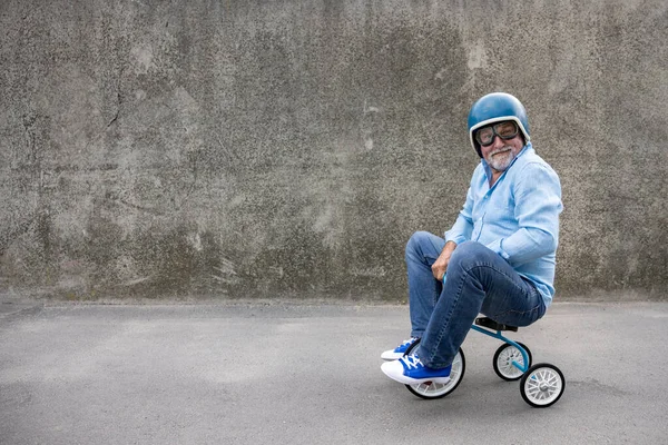 Portrait Funny Businessman Outdoor Senior Man Riding Retro Trike Back — Stock Photo, Image