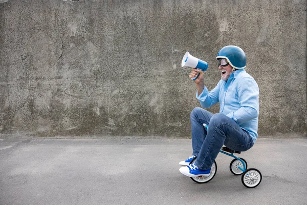 Retrato Empresário Engraçado Livre Homem Sênior Montando Trike Retro Gritando — Fotografia de Stock