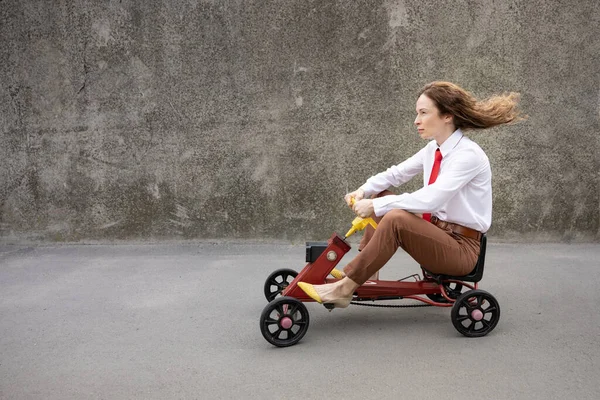 야외에서 사업을 여자의 오토바이를 일하고 시작하고 아이디어 — 스톡 사진