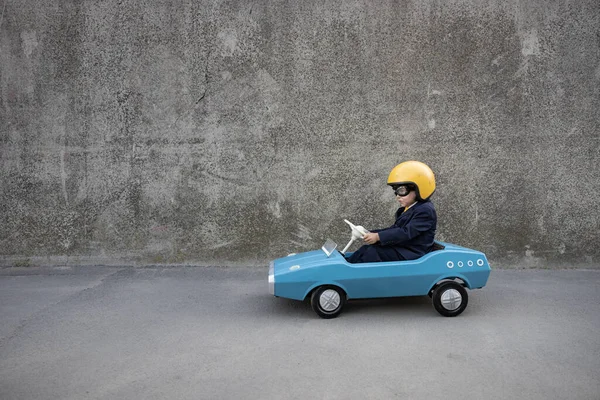 사업가 인척하는 한아이 재밌는 페달을 실외에서 운전하고 일하고 시작하고 아이디어 — 스톡 사진