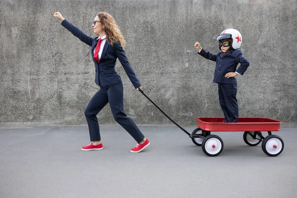 출근하는 역마차를 재미있는아이 즐거운 학교와 사업에 개념으로 돌아가서 — 스톡 사진