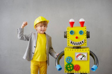 Robotlu mutlu çocuk. Evde oynayan komik çocuk. Başarı, yaratıcı ve yenilikçi teknoloji kavramı