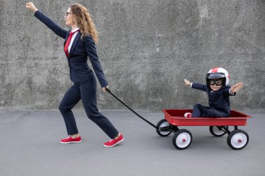 Mutlu kadın işe gidiyor. Komik çocuk retro vagona biniyor. Dışarıda mutlu bir aile. Okula ve iş konseptine dönelim.