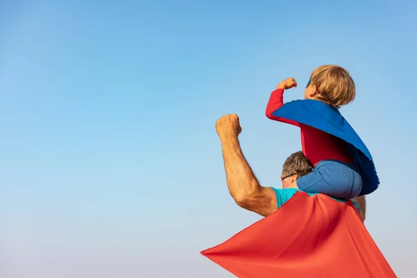 Superhjälte Senior Man Och Barn Leker Utomhus Super Hjälte Farfar — Stockfoto