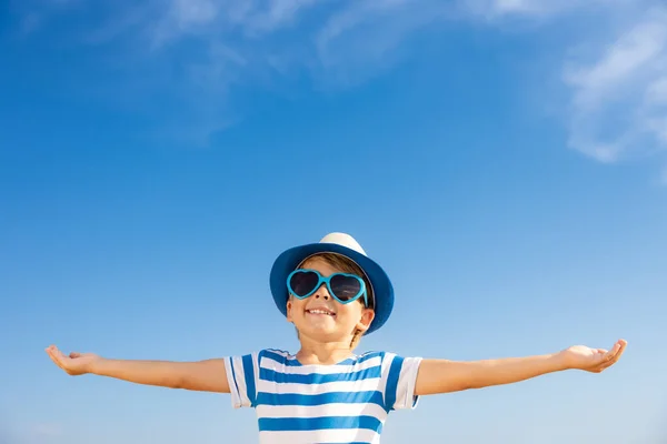 Niño Feliz Divirtiéndose Aire Libre Contra Fondo Azul Del Cielo —  Fotos de Stock