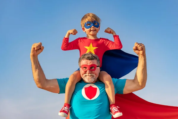 Süper Kahraman Kıdemli Adam Çocuk Dışarıda Oynuyorlar Süper Kahraman Büyükbaba — Stok fotoğraf