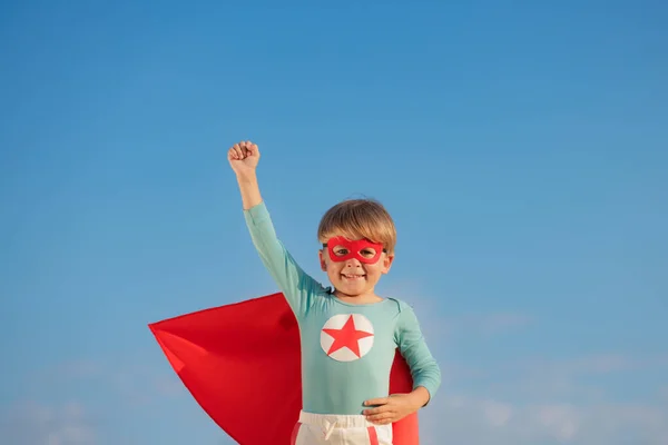 Superheldenkind Beim Spielen Freien Superheldenkind Vor Blauem Sommerhimmel Fantasie Und — Stockfoto