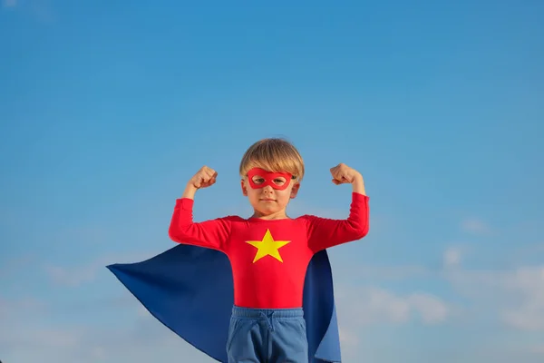 Niño Superhéroe Jugando Aire Libre Super Héroe Niño Contra Fondo — Foto de Stock