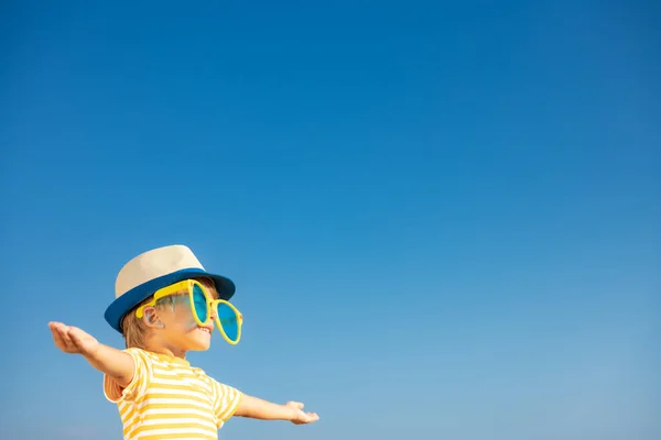 야외에서 하늘을 배경으로 재미있게 한아이 미소짓는 아이의 자유와 여행의 — 스톡 사진