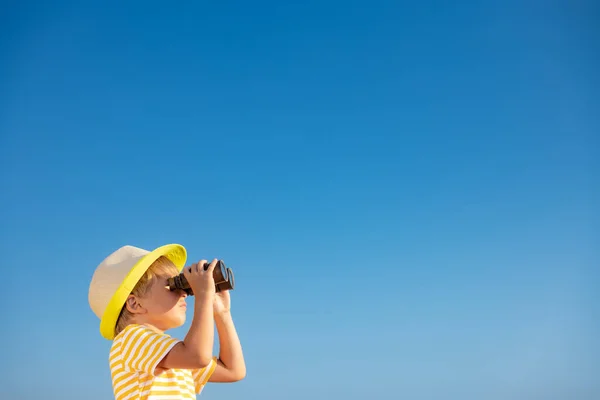 Criança Feliz Olhando Através Binóculos Contra Céu Azul Criança Divertindo — Fotografia de Stock