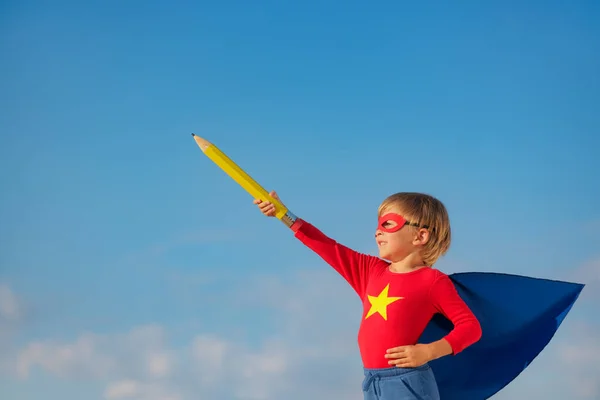Süper Kahraman Çocuk Dışarıda Oynuyor Mavi Yaz Gökyüzü Geçmişine Karşı — Stok fotoğraf