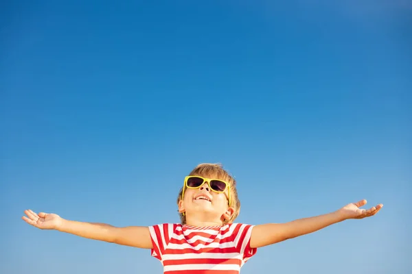 Niño Feliz Divirtiéndose Aire Libre Contra Fondo Azul Del Cielo — Foto de Stock