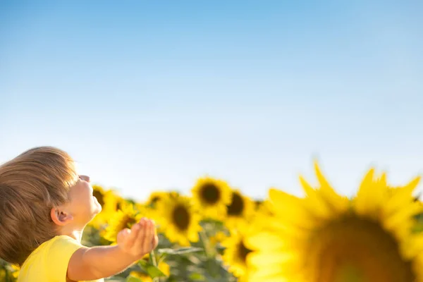 Bambino Felice Che Diverte Nel Campo Primaverile Girasoli Ritratto Esterno — Foto Stock