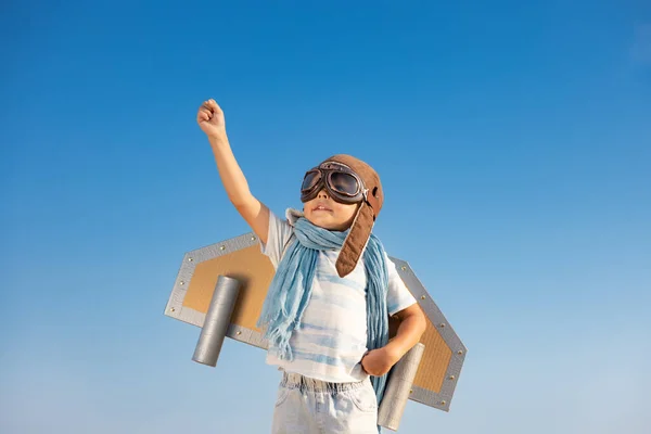 Glad Barn Leker Med Leksaksvingar Mot Blå Himmel Bakgrund Ungen — Stockfoto