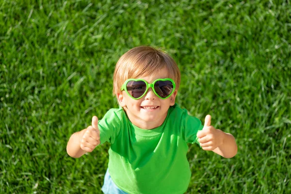 Šťastné Dítě Hraje Venku Jarním Parku Kluk Ukazující Palce Zelenou — Stock fotografie
