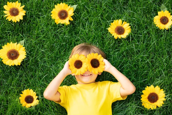 Niño Feliz Jugando Aire Libre Parque Primavera Chico Acostado Sobre —  Fotos de Stock