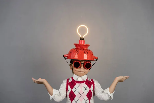 賢い子供はビジネスマンのふりをする 電球のヘルメットをかぶっている面白い子供 ビジネスアイデアのコンセプト — ストック写真