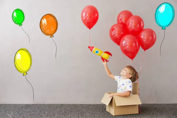 Niño Feliz Jugando Con Cohete Juguete Casa Chico Finge Ser — Foto de Stock