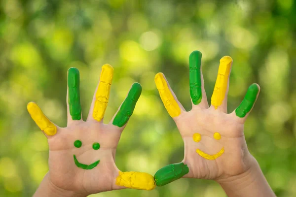 Niño Feliz Con Sonrisa Las Manos Sobre Fondo Verde Primavera — Foto de Stock