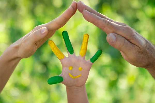 Glada Barn Med Leende Hand Mot Grön Våren Bakgrund Familjen — Stockfoto