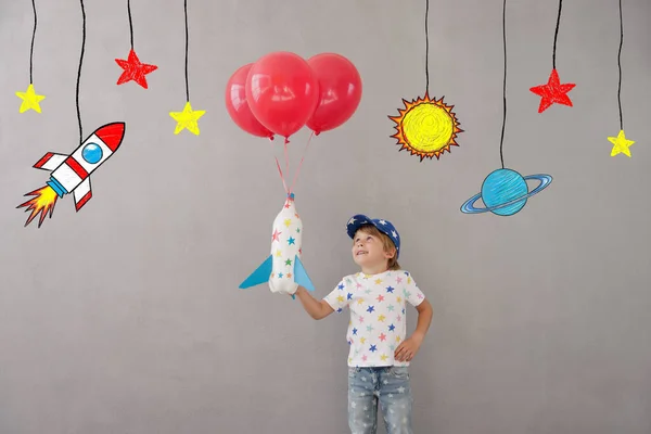 Glückliches Kind Das Hause Mit Spielzeugrakete Spielt Kind Gibt Sich — Stockfoto