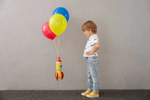 Gelukkig Kind Spelen Met Speelgoed Raket Thuis Hij Doet Alsof — Stockfoto
