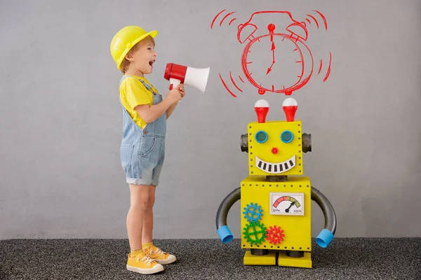 Ευτυχισμένο Παιδί Ρομπότ Αστείο Παιδί Παίζει Στο Σπίτι Αγόρι Φωνάζει — Φωτογραφία Αρχείου