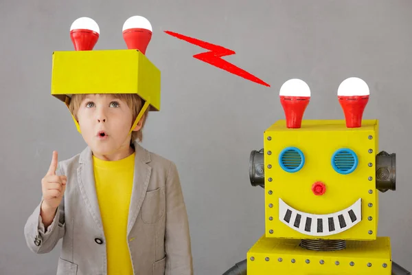 Glückliches Kind Mit Roboter Lustiges Kind Das Hause Spielt Erfolgreiches — Stockfoto