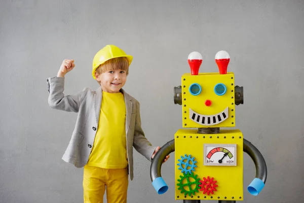 Enfant Heureux Avec Robot Drôle Gamin Qui Joue Maison Succès — Photo