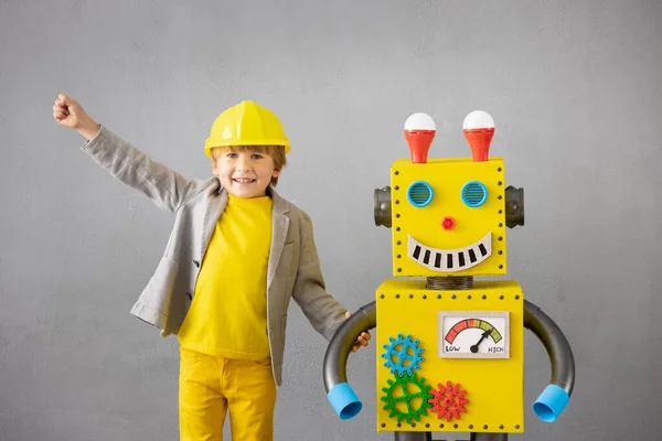 Niño Feliz Con Robot Chico Gracioso Jugando Casa Concepto Éxito — Foto de Stock