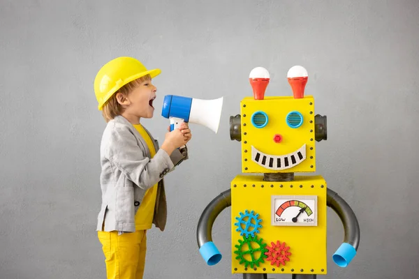 Niño Feliz Con Robot Chico Gracioso Jugando Casa Chico Gritando — Foto de Stock