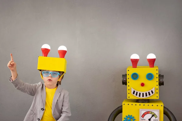 Счастливый Ребенок Роботом Забавный Ребенок Играет Дома Концепция Успешных Креативных — стоковое фото