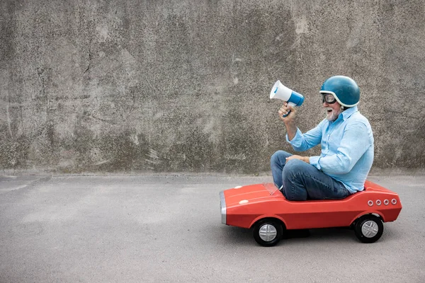 Retrato Empresario Divertido Aire Libre Hombre Mayor Conduciendo Coche Pedal — Foto de Stock