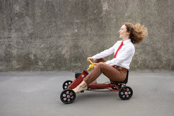 야외에서 사업을 여자의 오토바이를 일하고 시작하고 아이디어 — 스톡 사진