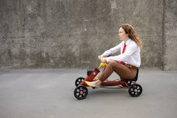 Portrait Funny Businesswoman Outdoor Woman Driving Retro Pedal Car Back — Stock Photo, Image