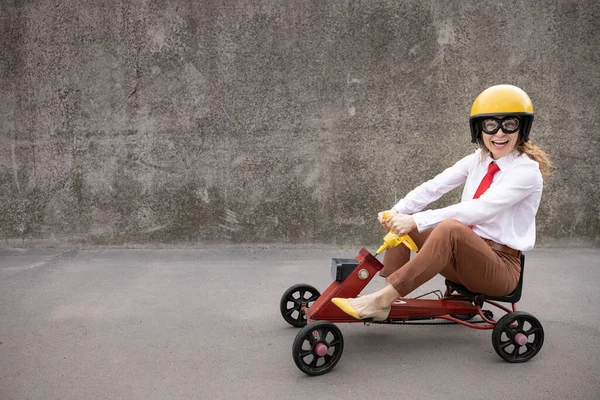 Retrato Empresaria Divertida Aire Libre Mujer Conduciendo Coche Pedal Retro — Foto de Stock