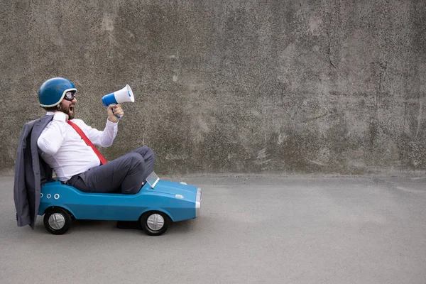 Retrato Empresário Engraçado Livre Homem Dirigindo Carro Pedal Retro Gritando — Fotografia de Stock