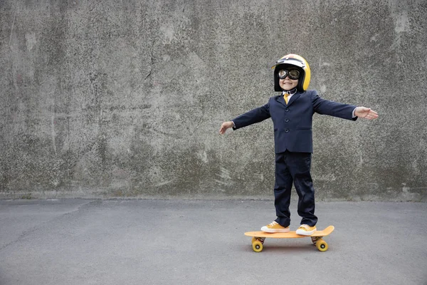 Szczęśliwe Dziecko Udające Biznesmena Zabawny Dzieciak Jeździ Deskorolce Świeżym Powietrzu — Zdjęcie stockowe
