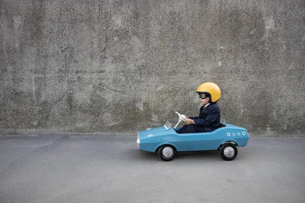 사업가 인척하는 한아이 재밌는 페달을 실외에서 운전하고 일하고 시작하고 아이디어 — 스톡 사진