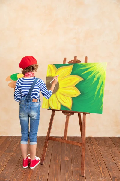 Künstlerkind Beim Bemalen Der Frühlingsblume Auf Leinwand Glückliches Kind Gibt — Stockfoto