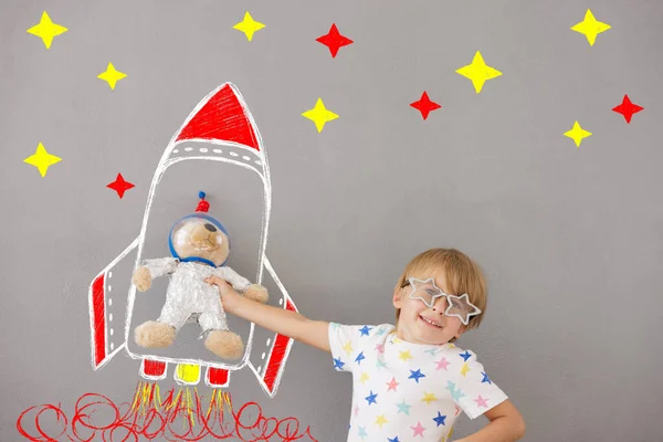 Criança Feliz Brincando Com Ursinho Casa Miúdo Finge Ser Astronauta — Fotografia de Stock