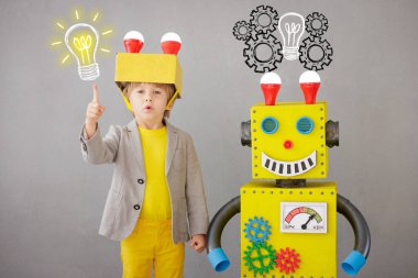 Robotlu mutlu çocuk. Evde oynayan komik çocuk. Başarı, yaratıcı ve yenilikçi teknoloji kavramı