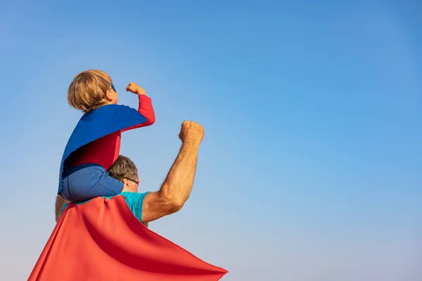 Супергерой Старший Мужчина Ребенок Играют Открытом Воздухе Супергерой Дедушка Мальчик — стоковое фото