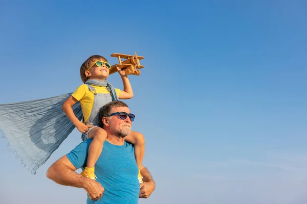 Hombre Mayor Niño Jugando Aire Libre Contra Fondo Del Cielo — Foto de Stock