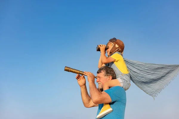 Hombre Mayor Niño Jugando Aire Libre Contra Fondo Del Cielo —  Fotos de Stock