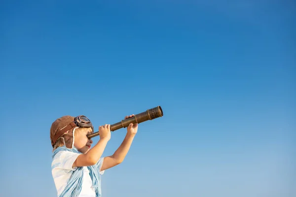 Dítě Dívá Dalekohledem Proti Modré Obloze Kluk Létě Baví Venku — Stock fotografie