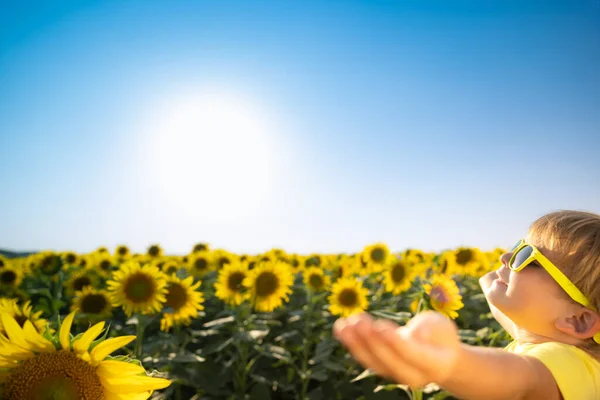 Glückliches Kind Das Spaß Frühlingsfeld Der Sonnenblumen Hat Außenporträt Eines — Stockfoto