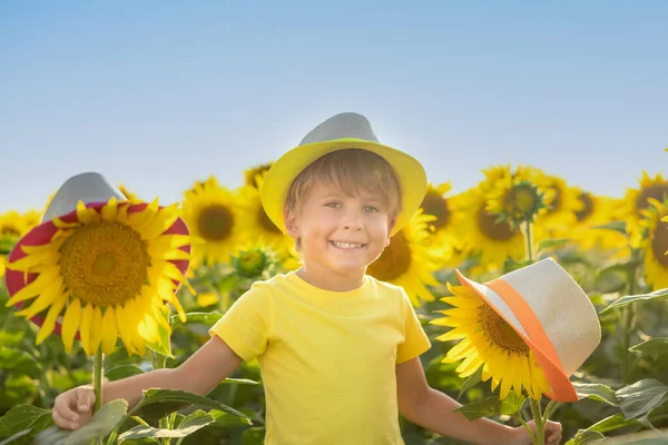 Heureux Enfant Qui Amuse Dans Champ Tournesols Printemps Portrait Extérieur — Photo