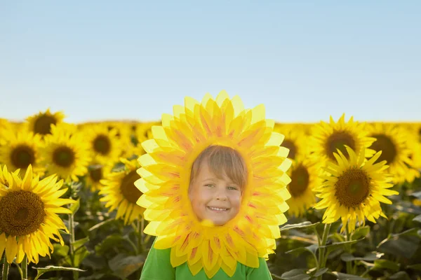 Glückliches Kind Das Spaß Frühlingsfeld Der Sonnenblumen Hat Outdoor Porträt — Stockfoto