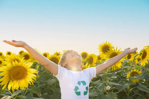 Gelukkige Kind Hebben Plezier Het Voorjaar Veld Van Zonnebloemen Outdoor — Stockfoto